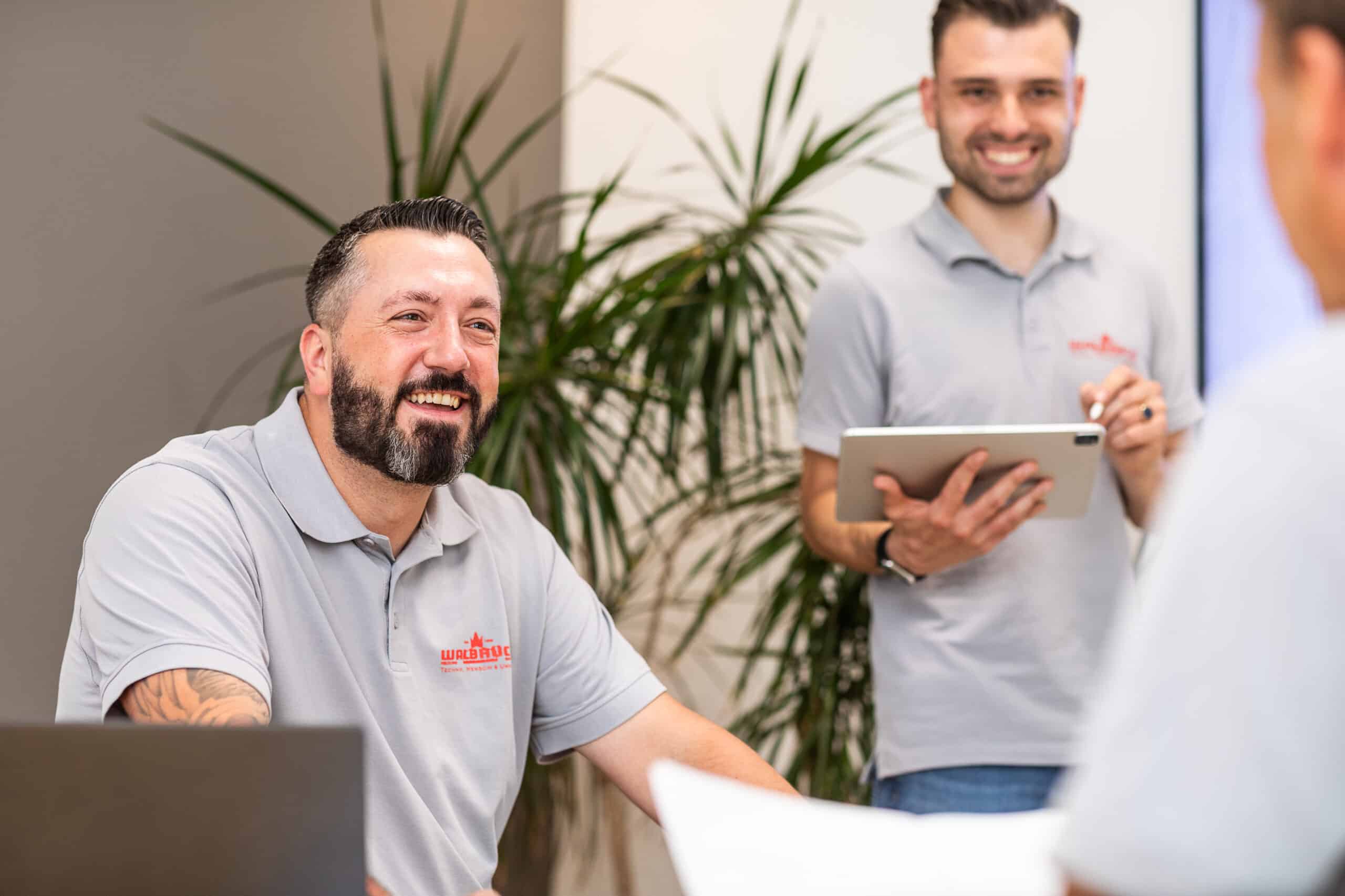 Walbrück-Mitarbeiter besprechen eine technische Planung mit Tablet und Laptop