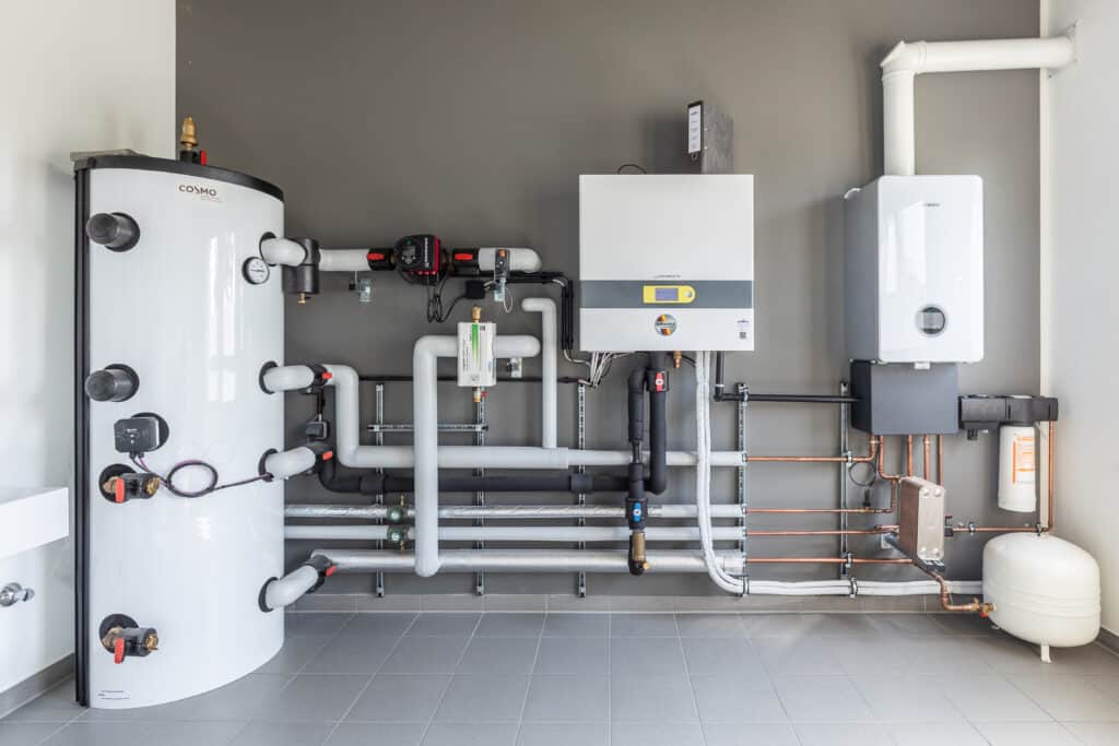 Heizungsspeicher mit angeschlossenen Rohrleitungen und Heizgeräten im Ausstellungsraum