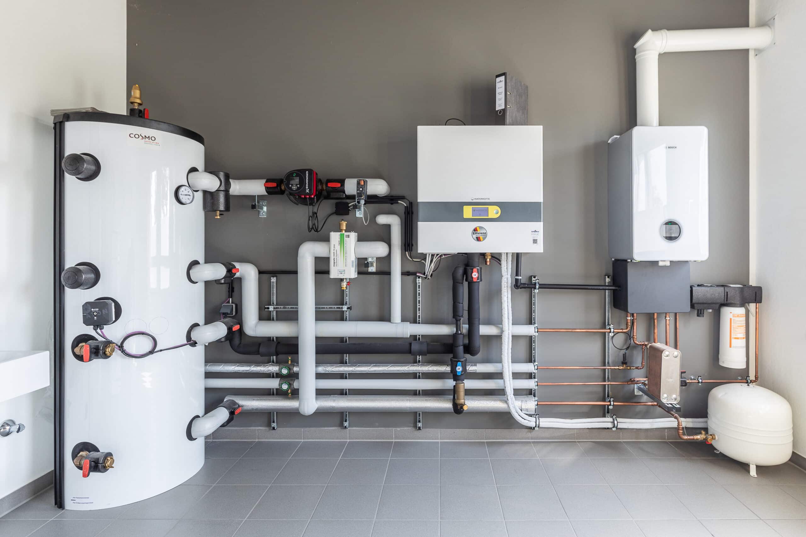 Heizungsspeicher mit angeschlossenen Rohrleitungen und Heizgeräten im Ausstellungsraum